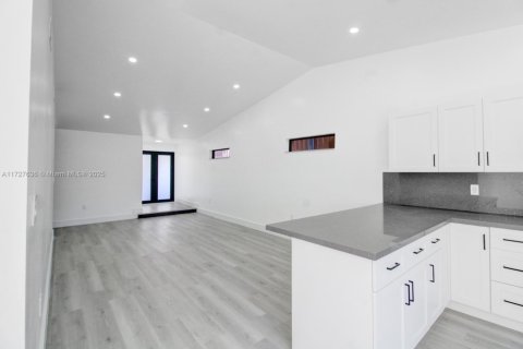 House in Hialeah Gardens, Florida 3 bedrooms, 129.88 sq.m. № 1477661 - photo 6