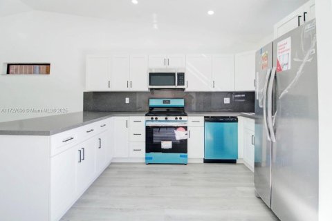 House in Hialeah Gardens, Florida 3 bedrooms, 129.88 sq.m. № 1477661 - photo 5