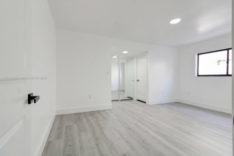House in Hialeah Gardens, Florida 3 bedrooms, 129.88 sq.m. № 1477661 - photo 9