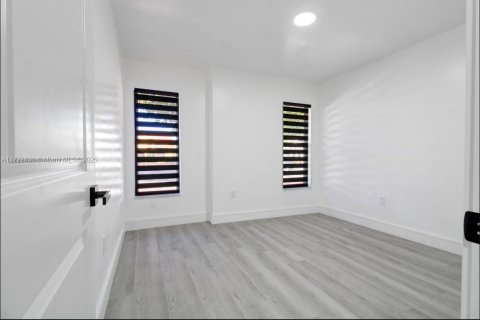 House in Hialeah Gardens, Florida 3 bedrooms, 129.88 sq.m. № 1477661 - photo 13