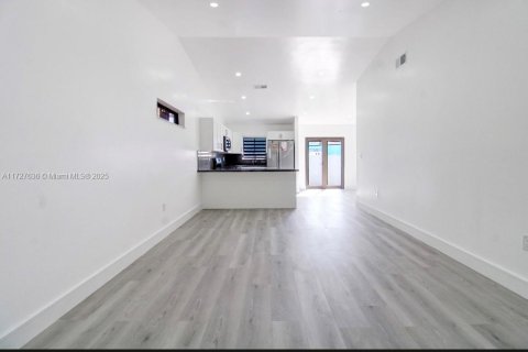 House in Hialeah Gardens, Florida 3 bedrooms, 129.88 sq.m. № 1477661 - photo 3
