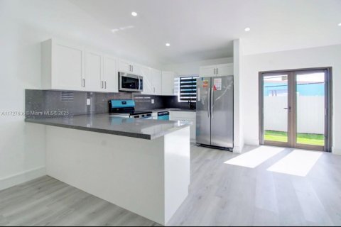 House in Hialeah Gardens, Florida 3 bedrooms, 129.88 sq.m. № 1477661 - photo 4