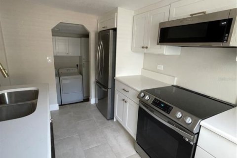 Casa en alquiler en Saint Petersburg, Florida, 3 dormitorios, 93.46 m2 № 1901022 - foto 8