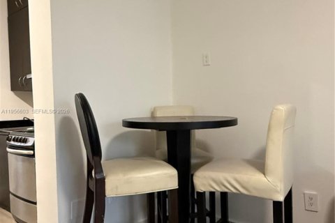 Apartamento en alquiler en Miami Beach, Florida, 1 dormitorio, 1715.63 m2 № 2011783 - foto 12