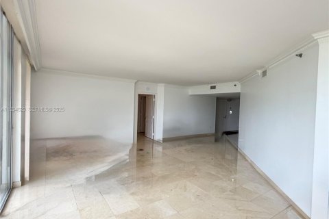 Condo in Surfside, Florida, 2 bedrooms  № 2035595 - photo 2