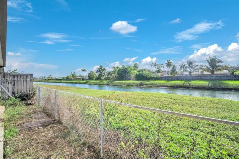 Casa en venta en Miami, Florida, 3 dormitorios, 102.56 m2 № 1930724 - foto 18