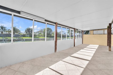 Casa en venta en Miami, Florida, 3 dormitorios, 102.56 m2 № 1930724 - foto 16