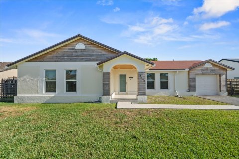 House in Homestead, Florida 3 bedrooms, 167.97 sq.m. № 1684005 - photo 1