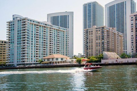 Condo in Hallandale Beach, Florida, 2 bedrooms № 2080455