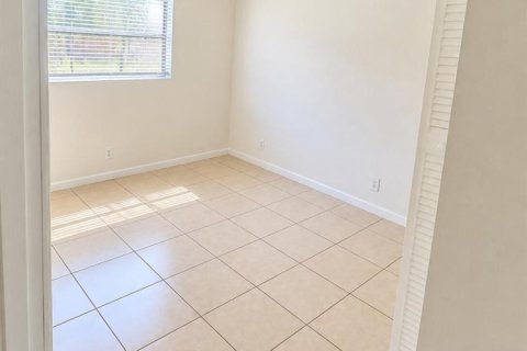 Condo in Oakland Park, Florida, 2 bedrooms  № 2399945 - photo 2