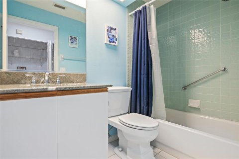 House in Sarasota, Florida 2 bedrooms, 103.59 sq.m. № 2121180 - photo 14