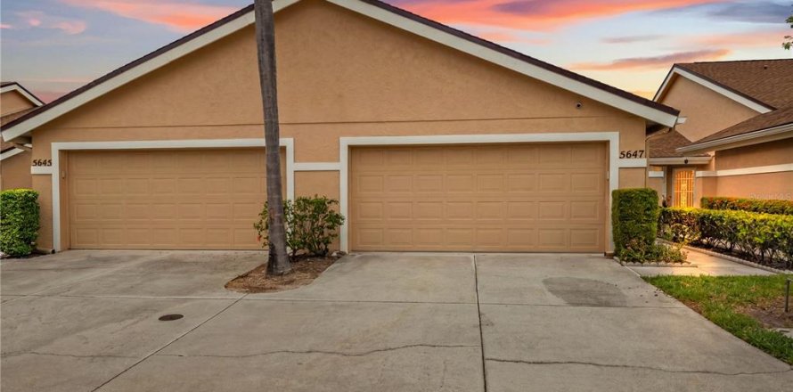 House in Sarasota, Florida 2 bedrooms, 103.59 sq.m. № 2121180