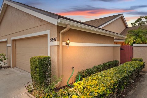 House in Sarasota, Florida 2 bedrooms, 103.59 sq.m. № 2121180 - photo 23