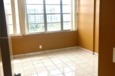 Снять в аренду кондоминиум в Норт-Майами-Бич, Флорида 2 спальни, 103.31м2, № 1954609 - фото 3
