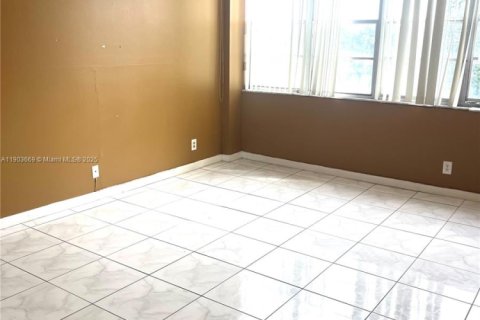 Снять в аренду кондоминиум в Норт-Майами-Бич, Флорида 2 спальни, 103.31м2, № 1954609 - фото 1