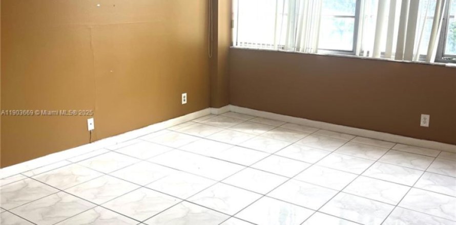 Кондоминиум с 2 спальнями в Норт-Майами-Бич, Флорида № 1954609