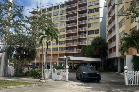 Снять в аренду кондоминиум в Норт-Майами-Бич, Флорида 2 спальни, 103.31м2, № 1954609 - фото 12