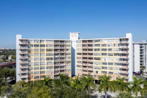 Снять в аренду кондоминиум в Норт-Майами-Бич, Флорида 2 спальни, 103.31м2, № 1954609 - фото 18