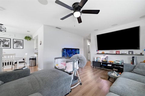 Casa en venta en Tampa, Florida, 3 dormitorios, 119.29 m2 № 2238380 - foto 8
