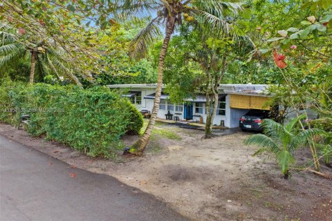House in South Miami, Florida 3 bedrooms, 124.49 sq.m. № 2080448 - photo 2