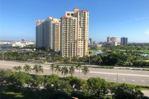 Condominio en alquiler en Aventura, Florida, 2 dormitorios, 118.08 m2 № 1938540 - foto 1
