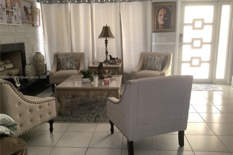 Casa en venta en Pembroke Pines, Florida, 3 dormitorios, 155.98 m2 № 1833710 - foto 1