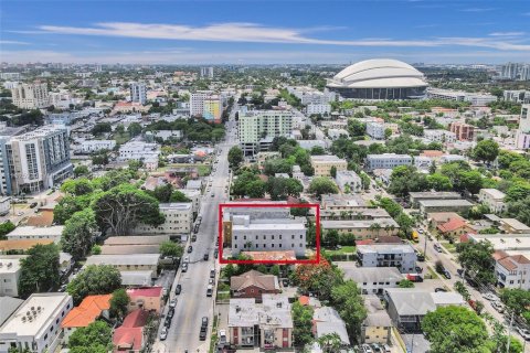 Propiedad comercial en venta en Miami, Florida, 650.32 m2 № 1857442 - foto 13
