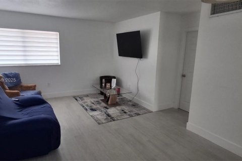 Condominio en venta en Hialeah, Florida, 2 dormitorios, 70.14 m2 № 1806234 - foto 1