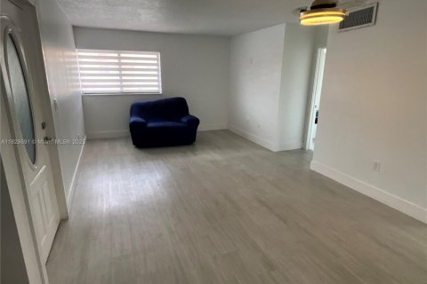 Condominio en venta en Hialeah, Florida, 2 dormitorios, 70.14 m2 № 1806234 - foto 4