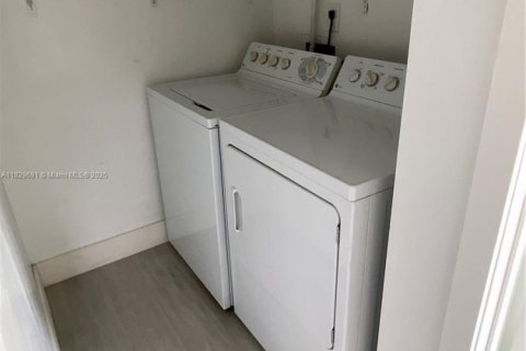 Condominio en venta en Hialeah, Florida, 2 dormitorios, 70.14 m2 № 1806234 - foto 9