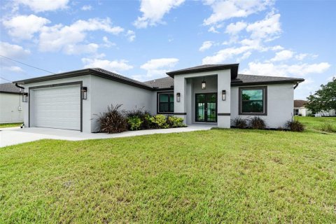 House in Lehigh Acres, Florida 3 bedrooms, 186.92 sq.m. № 1899126 - photo 1