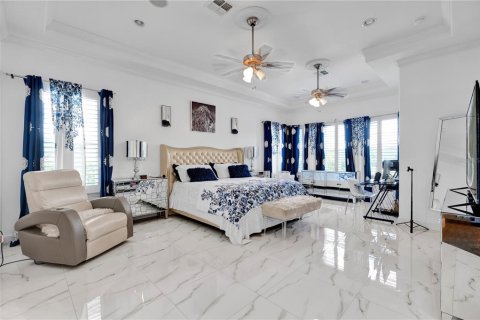 House in BELLALAGO in Kissimmee, Florida 5 bedrooms, 504.27 sq.m. № 1564150 - photo 24