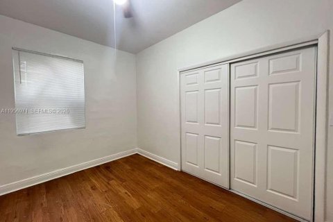 Casa en alquiler en Miami, Florida, 3 dormitorios, 210.42 m2 № 2011812 - foto 9