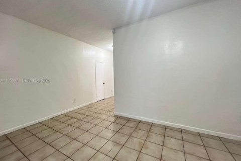 Casa en alquiler en Miami, Florida, 3 dormitorios, 210.42 m2 № 2011812 - foto 17