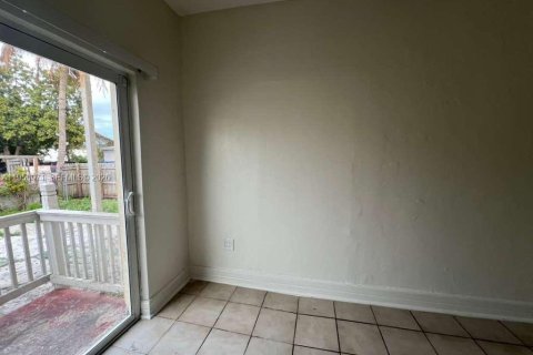 Casa en alquiler en Miami, Florida, 3 dormitorios, 210.42 m2 № 2011812 - foto 2