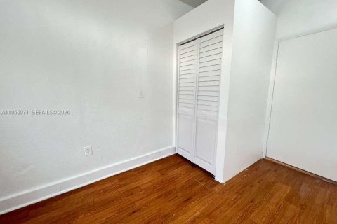 Casa en alquiler en Miami, Florida, 3 dormitorios, 210.42 m2 № 2011812 - foto 15