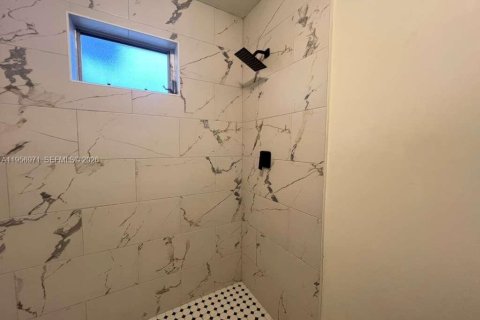 Casa en alquiler en Miami, Florida, 3 dormitorios, 210.42 m2 № 2011812 - foto 14