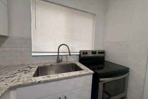 Casa en alquiler en Miami, Florida, 3 dormitorios, 210.42 m2 № 2011812 - foto 3