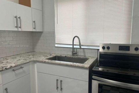 Casa en alquiler en Miami, Florida, 3 dormitorios, 210.42 m2 № 2011812 - foto 16