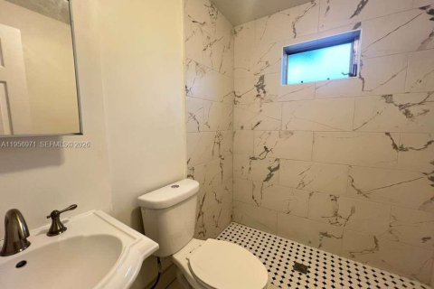 Casa en alquiler en Miami, Florida, 3 dormitorios, 210.42 m2 № 2011812 - foto 11