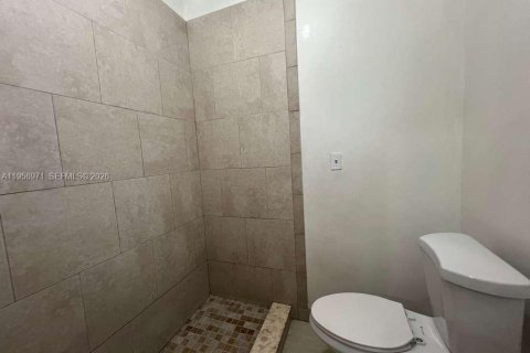 Casa en alquiler en Miami, Florida, 3 dormitorios, 210.42 m2 № 2011812 - foto 19