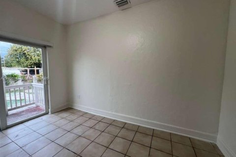 Casa en alquiler en Miami, Florida, 3 dormitorios, 210.42 m2 № 2011812 - foto 12