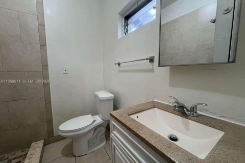 Casa en alquiler en Miami, Florida, 3 dormitorios, 210.42 m2 № 2011812 - foto 6