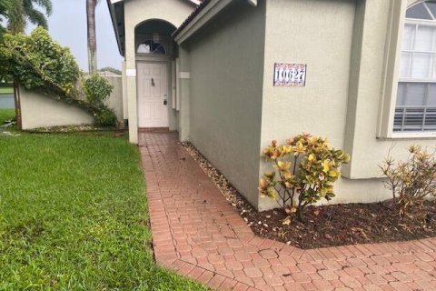 Villa ou maison à louer à Pembroke Pines, Floride: 3 chambres, 141.21 m2 № 2387116 - photo 2