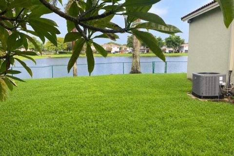 Villa ou maison à louer à Pembroke Pines, Floride: 3 chambres, 141.21 m2 № 2387116 - photo 3