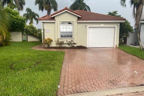 Villa ou maison à Pembroke Pines, Floride 3 chambres, 141.21 m2 № 2387116