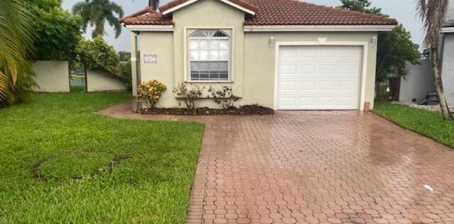 Villa ou maison à Pembroke Pines, Floride 3 chambres, 141.21 m2 № 2387116