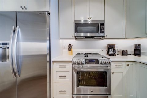 Condo in North Redington Beach, Florida, 3 bedrooms  № 1647745 - photo 11