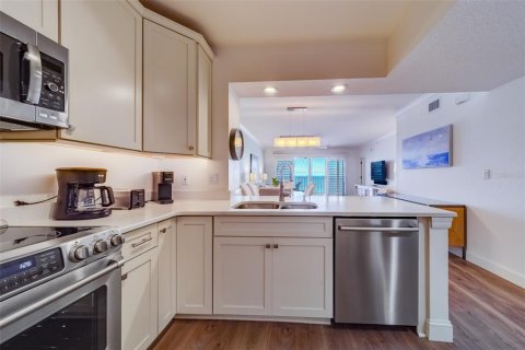 Condo in North Redington Beach, Florida, 3 bedrooms  № 1647745 - photo 13
