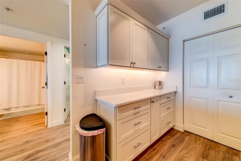 Condo in North Redington Beach, Florida, 3 bedrooms  № 1647745 - photo 12